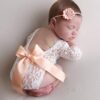 Amorar Baby Mädchen Overall Kleider Romper Outfit Neugeborene Fotografie Prop Babybekleidung Spitze-Spielanzug niedlichen Bogen Bodysuit Body Fotografie Strampler Kleid Zubehör + Stirnbänder Set – Bild 3